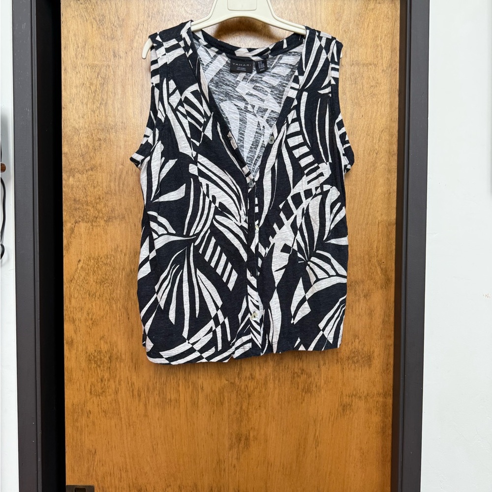 Tahari Black & Off White Leaf-Print Sleeveless Button-Front Camisole